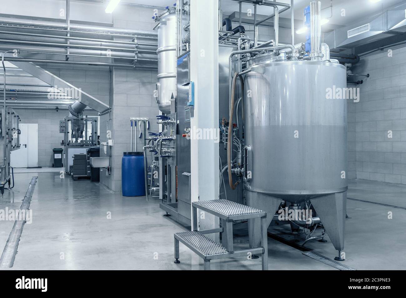 Industrielle Innenausstattung der Getränkefabrik, blau getönte. Herstellung von Lebensmitteln und Getränken. Stockfoto