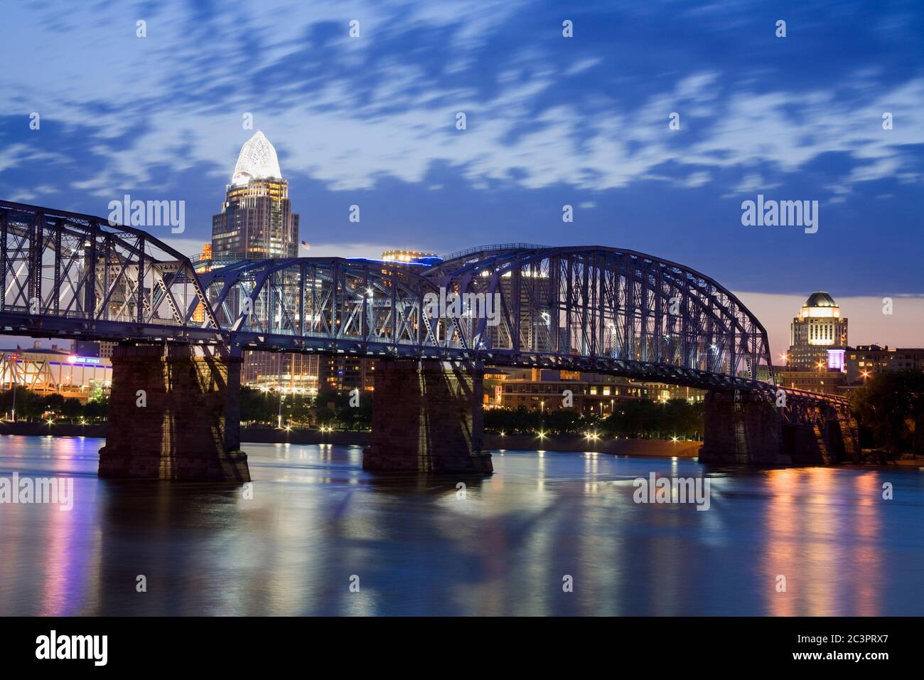 Cincinnati Skyline und Purple People Bridge über den Ohio River, Ohio, USA Stockfoto