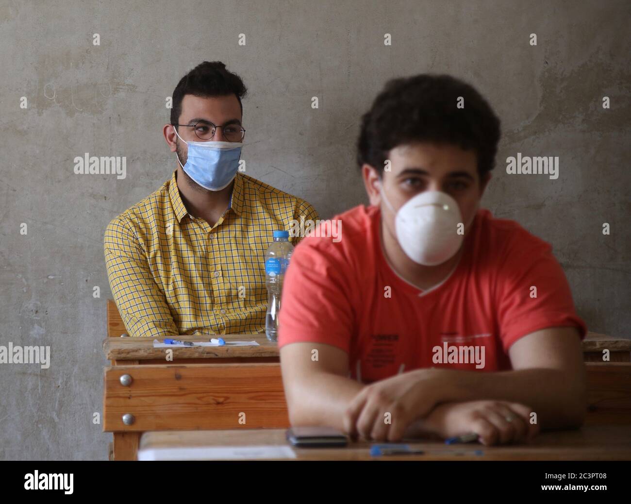 Kairo, Ägypten. Juni 2020. Schüler mit Gesichtsmasken werden am 21. Juni 2020 an einer High School Examenstelle in Kairo, Ägypten, gesehen. Ägypten bestätigte am Sonntag 1,475 neue COVID-19 Infektionen, womit die Gesamtzahl der registrierten Fälle im Land seit Mitte Februar auf 55,233 gestiegen ist, sagte das ägyptische Gesundheitsministerium. Quelle: Alaa Ahmed/Xinhua/Alamy Live News Stockfoto