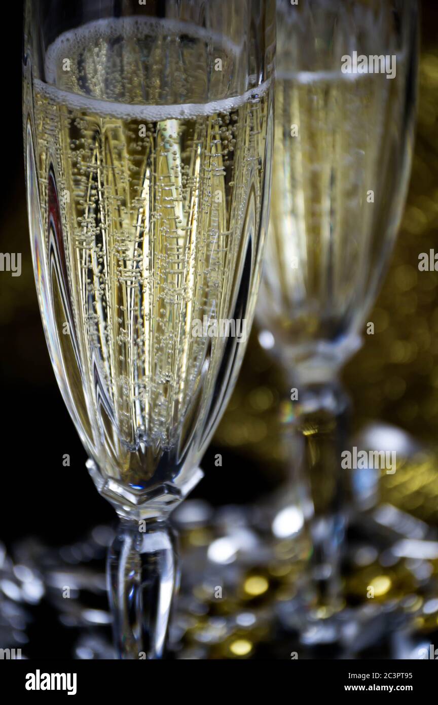 Zwei Gläser Champagner auf dunklem Grund Stockfoto
