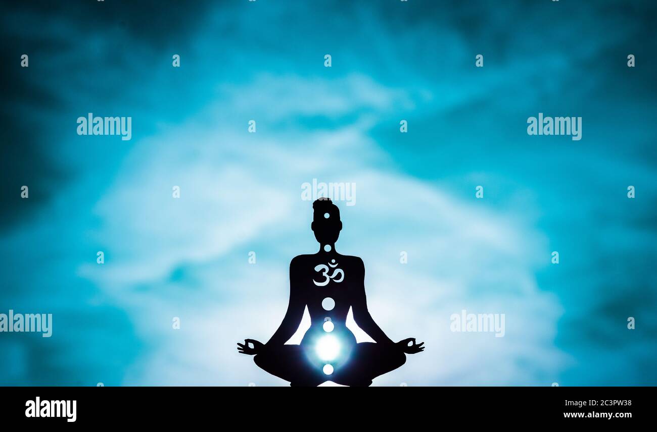 Abbildung einer Figur mit Chakren - die Farbe Blau Zeigt das Kehlchakra Stockfoto