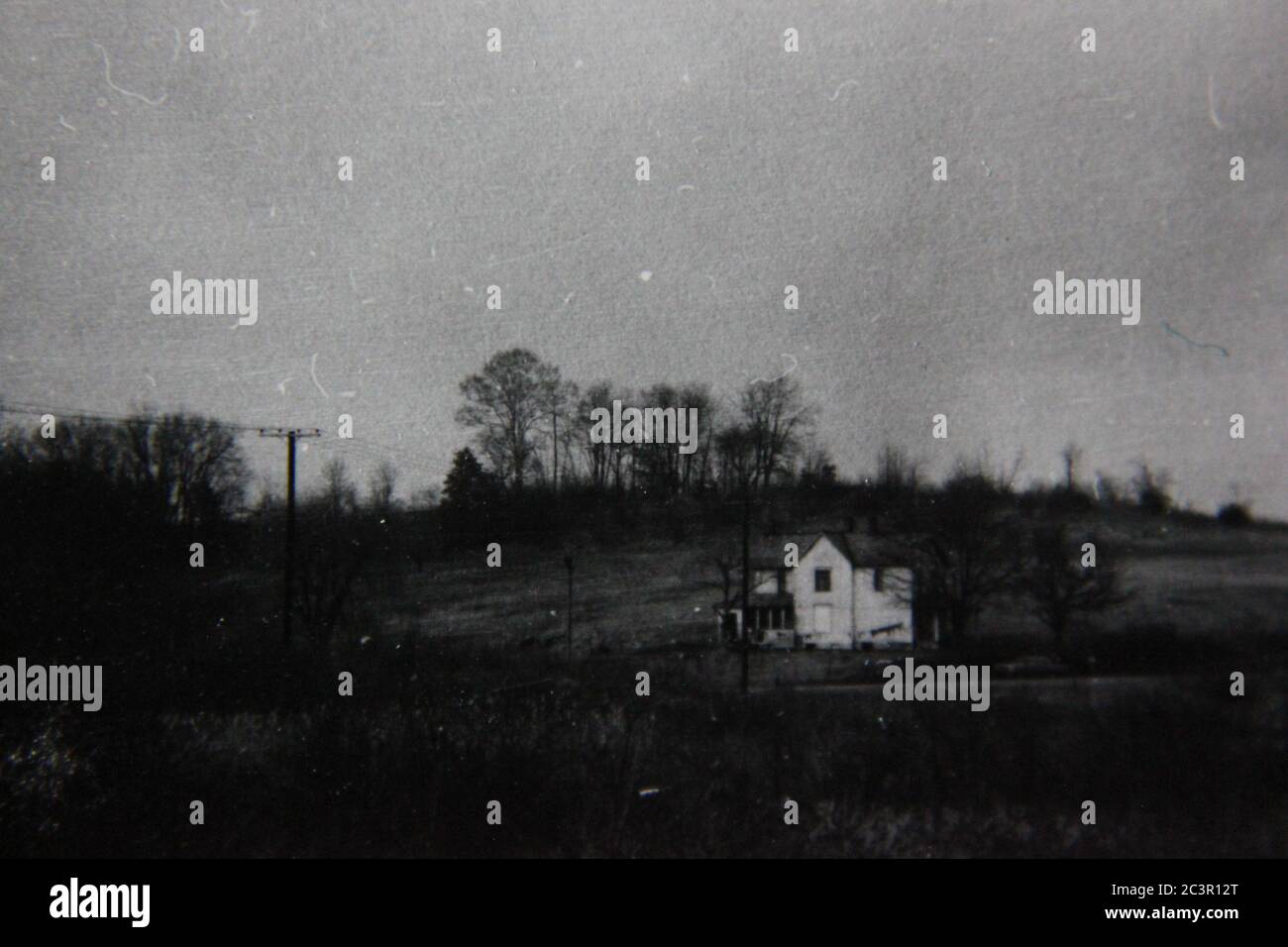 Feine 70er Jahre Vintage schwarz-weiß Fotografie von einem ruhigen Landhaus weg von allem. Stockfoto