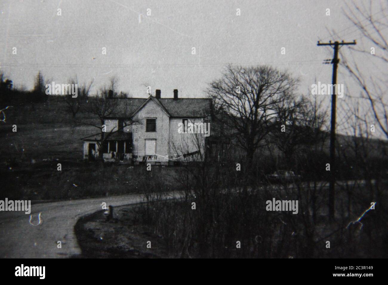 Feine 70er Jahre Vintage schwarz-weiß Fotografie von einem ruhigen Landhaus weg von allem. Stockfoto