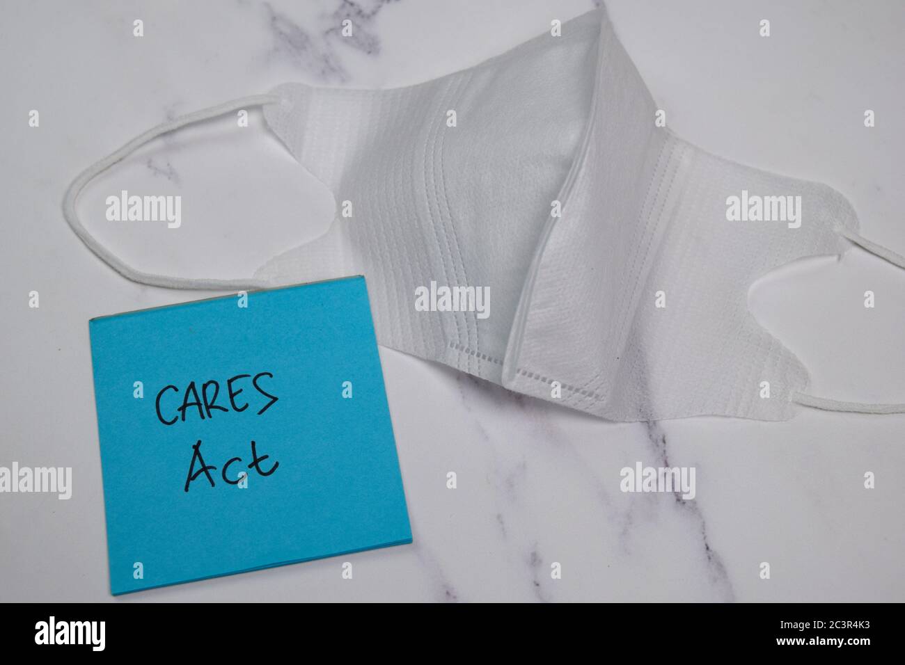 Cares Act schreiben auf Haftnotiz isoliert auf Holztisch. Stockfoto