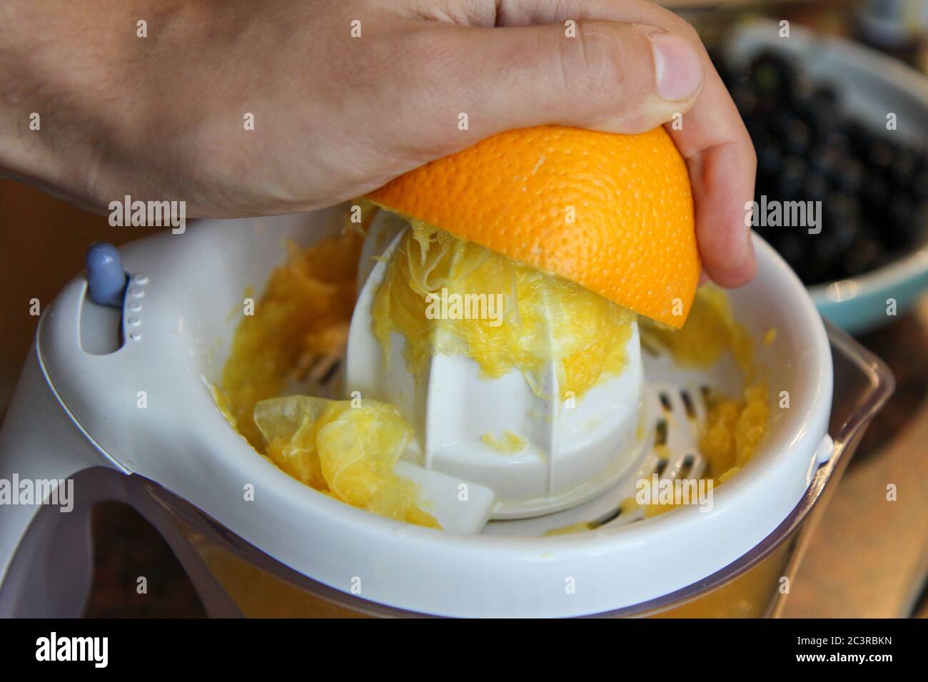 Eine Orange für frischen Saft entsaften Stockfoto