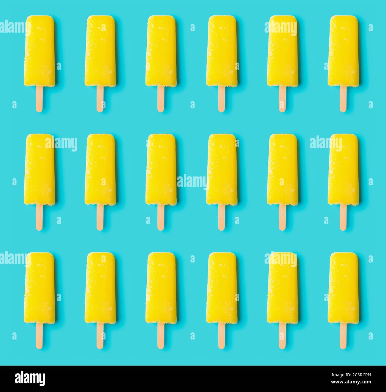 Gelbe popsicle auf einem blauen Hintergrund Stockfoto