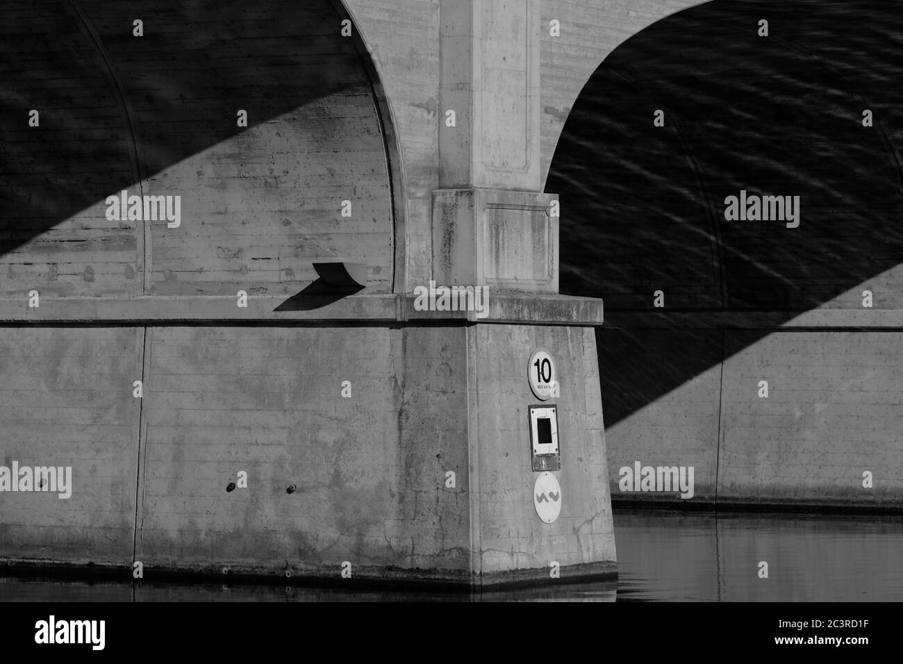 Schwarz-weiß Aufnahme der Bögen unter der Bank Street Canal Bridge über den Rideau Canal, Ottawa, Ontario, Kanada. Stockfoto
