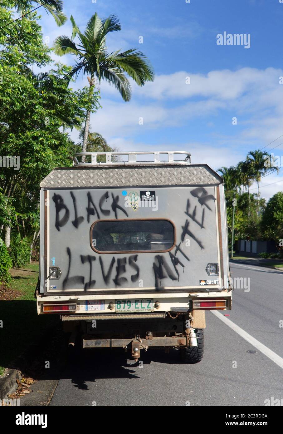 "Black Lives Matter" Spray auf der Rückseite des Autos gemalt, Cairns, Queensland, Australien. Keine PR Stockfoto