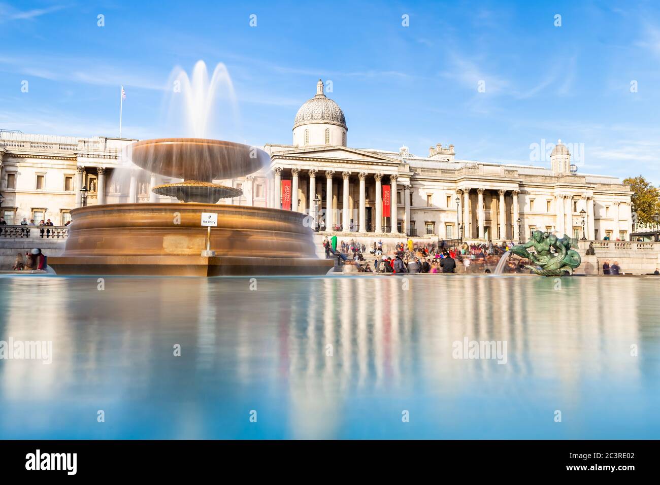 London, England - 08. März 2012: Die National Gallery und Trafalgar Square am Nachmittag. Stockfoto