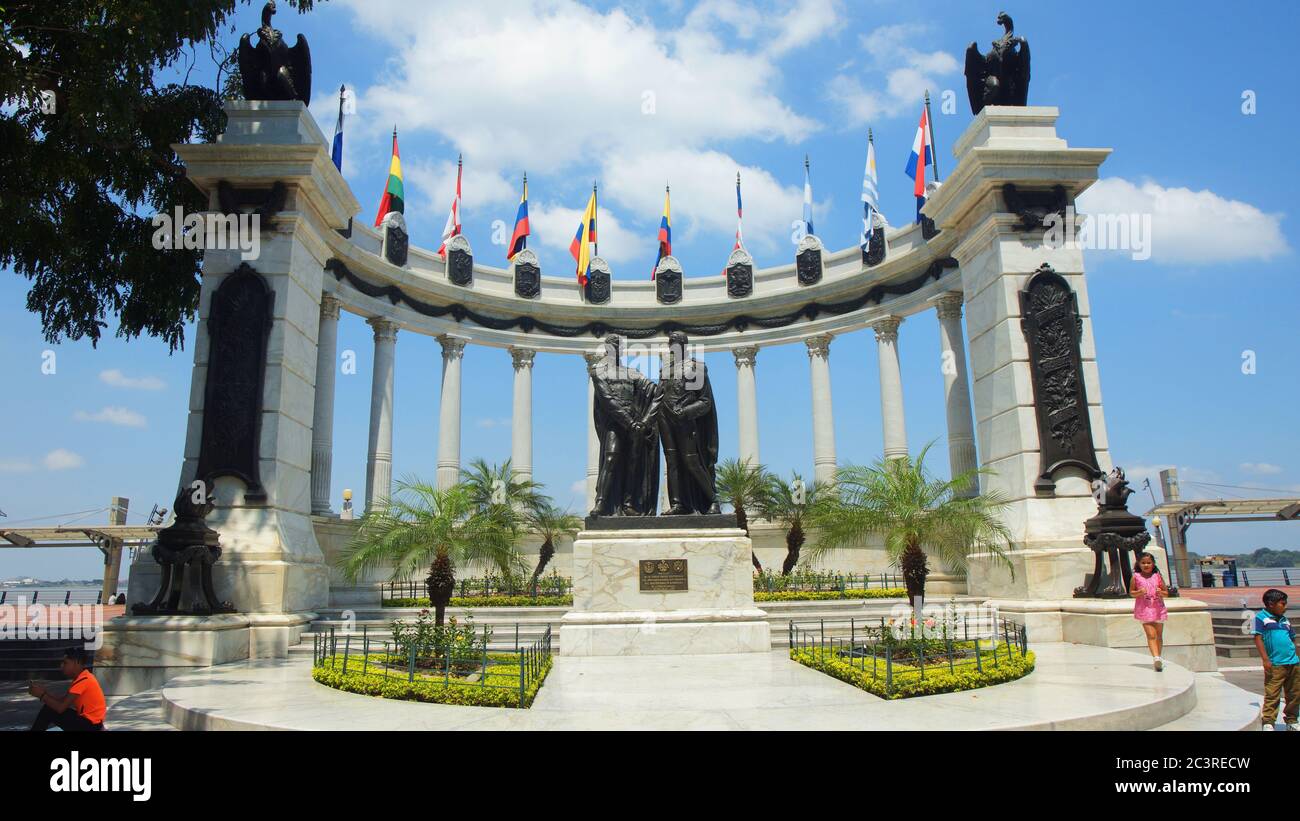 Guayaquil, Guayas / Ecuador - 4. September 2016: Kinder wandern in der Nähe von Hemiciclo de la Rotonda. Das Denkmal wurde geschaffen, um der Intervie zu gedenken Stockfoto