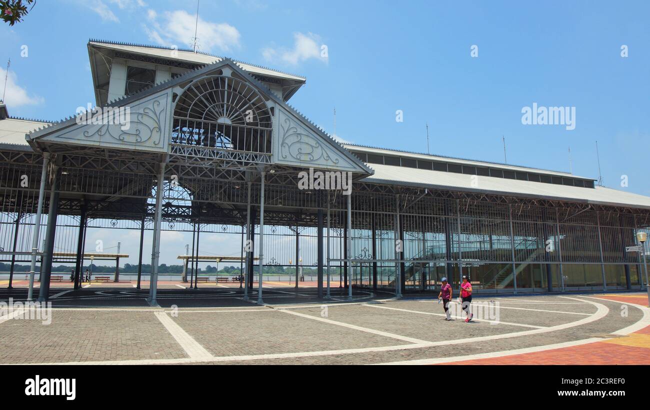 Guayaquil, Guayas / Ecuador - 4. September 2016: Menschen, die in der Nähe des alten Zentralmarktes in der Malecon 2000 in der Stadt Guayaquil spazieren Stockfoto