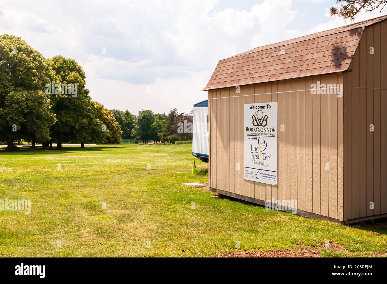 Ein Schuppen mit einem Schild für den Bob O'Connor Golfplatz im Schenley Park mit einem Fairway dahinter, Pittsburgh, Pennsylvania, USA Stockfoto