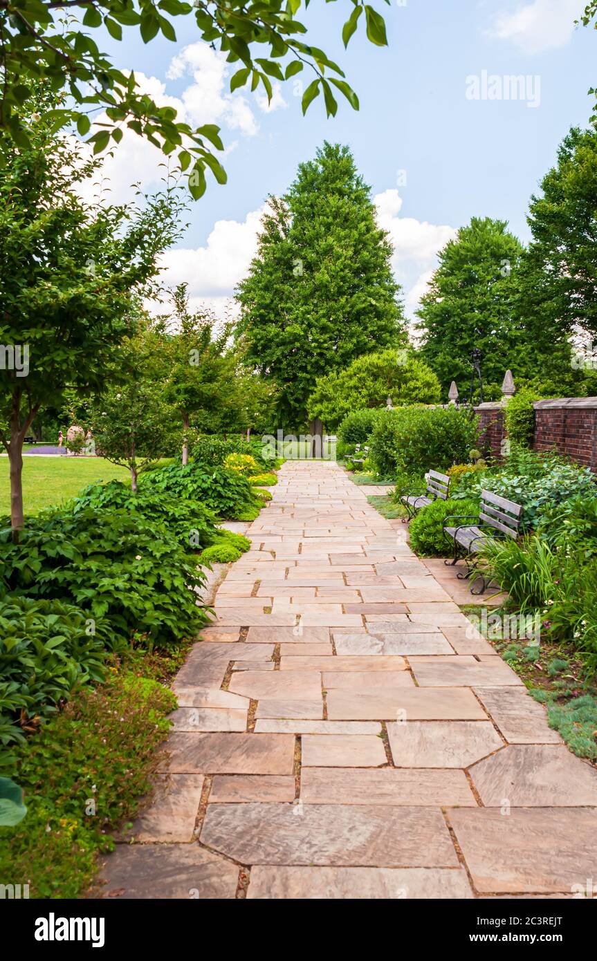 Ein Steinpfad durch die Gärten im Mellon Park an einem Sommertag, Pittsburgh, Pennsylvania, USA Stockfoto