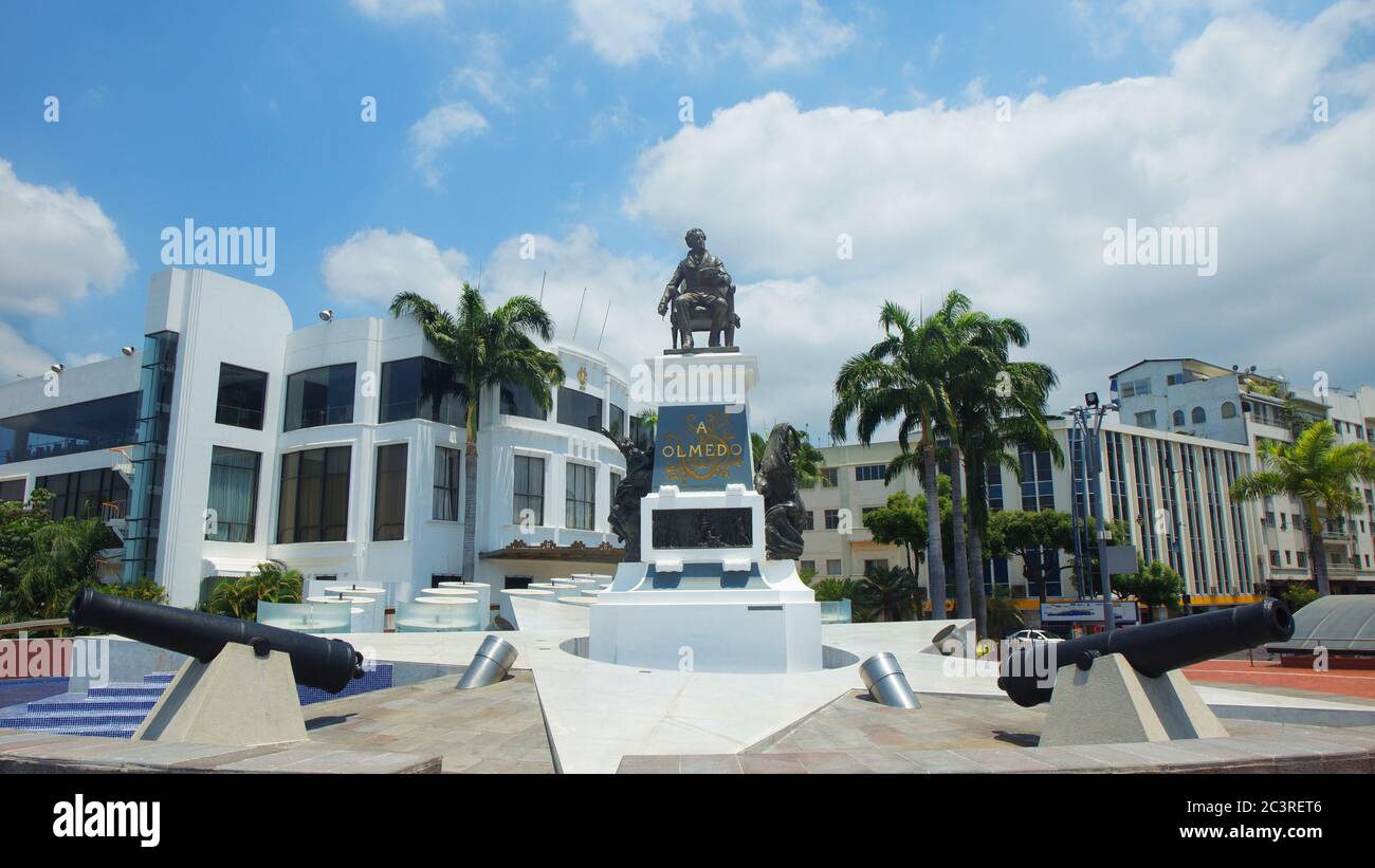 Guayaquil, Guayas / Ecuador - 4. September 2016: Blick auf das Denkmal von Jose Joaquin de Olmedo am Malecon 2000 entlang des Flusses Guayas Stockfoto