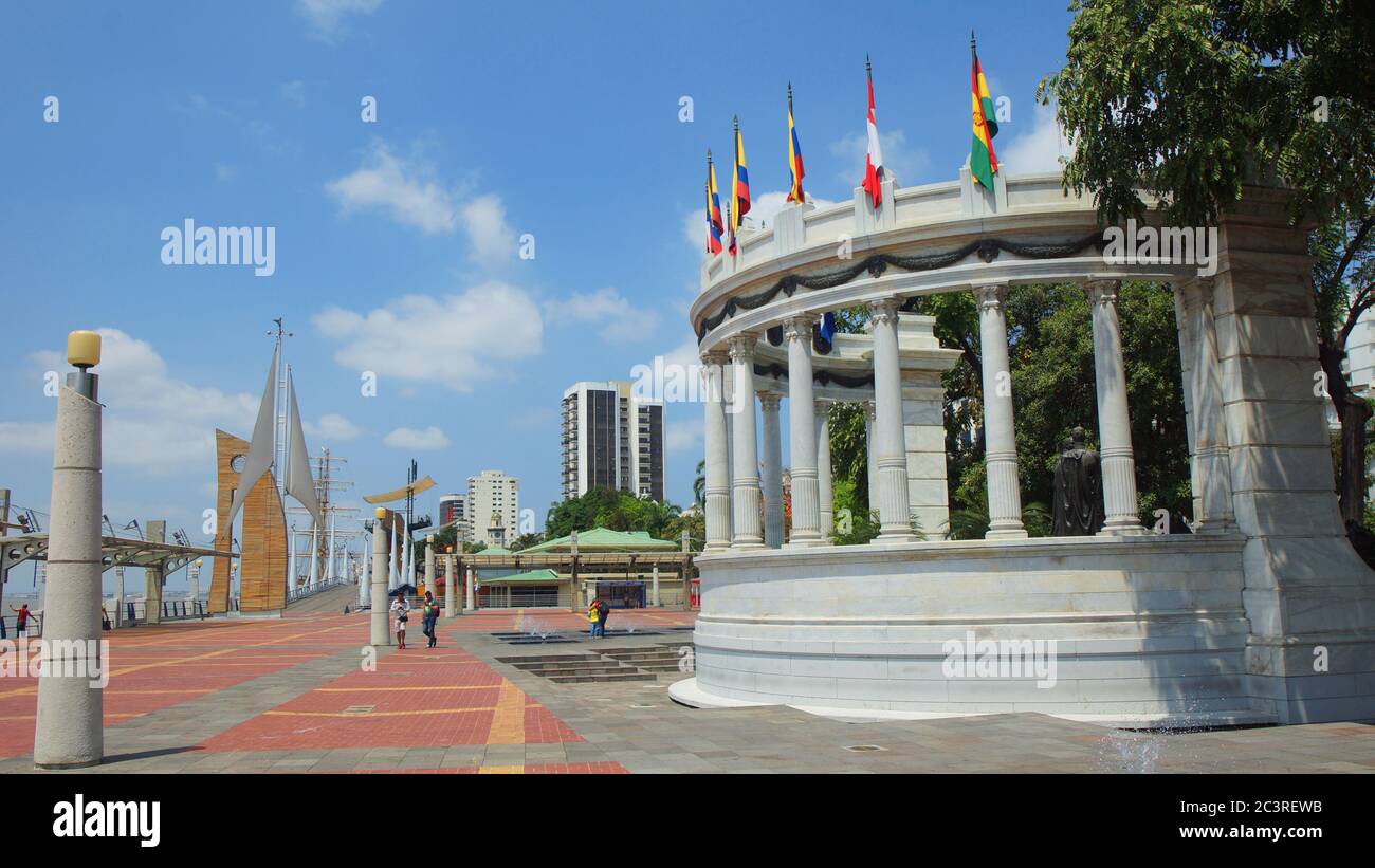 Guayaquil, Guayas / Ecuador - 4. September 2016: Menschen, die in der Nähe von Hemiciclo de la Rotonda auf dem Malecon 2000 wandern. Dies ist ein Projekt der städtischen Regener Stockfoto