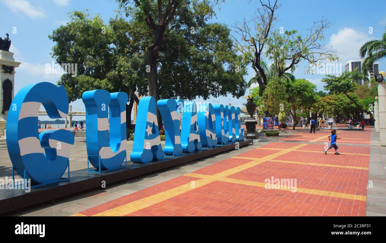 Guayaquil, Guayas / Ecuador - 4. September 2016: Blaue Buchstaben, die das Wort Guayaquil auf dem Malecon 2000 bilden. Dies ist ein Projekt der Stadterneuerung o Stockfoto