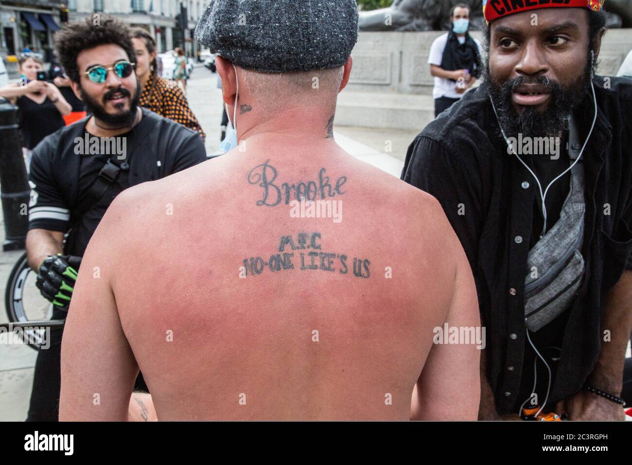 Westminster, Großbritannien. Juni 2020. Ein millwall-Fußballfan spricht während der Demonstration mit den Black Lives Matter-Demonstranten auf dem Trafalgar Square.die Proteste in London und anderswo in Großbritannien dauern die vierte Woche in Folge an, während die Forderung nach Reformen bei den Polizeikräften zunimmt. Kredit: SOPA Images Limited/Alamy Live Nachrichten Stockfoto