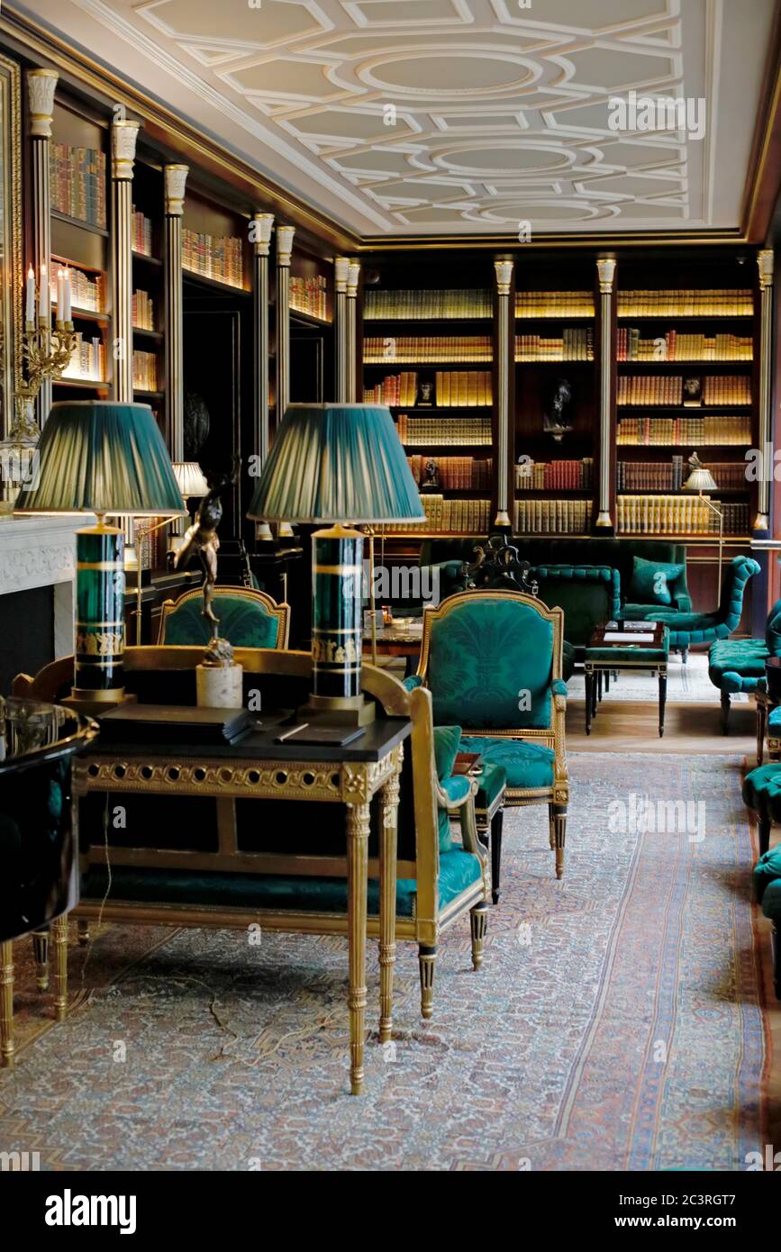 Grüne Möbel in der Bibliothek Stockfoto