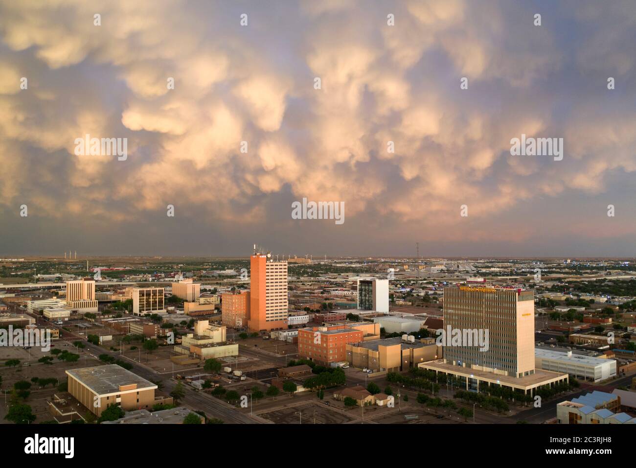 Luftaufnahme der Innenstadt von Lubbock mit Gewitter im Hintergrund Stockfoto