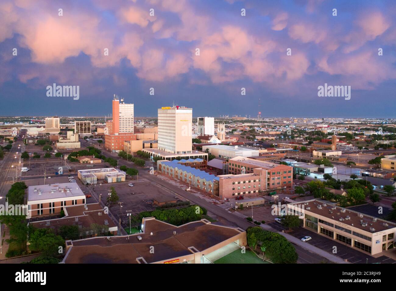 Luftaufnahme der Innenstadt von Lubbock mit Gewitter im Hintergrund Stockfoto