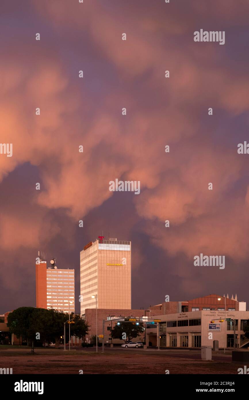 Gewitter in Suset über der Lubbock Skyline Stockfoto