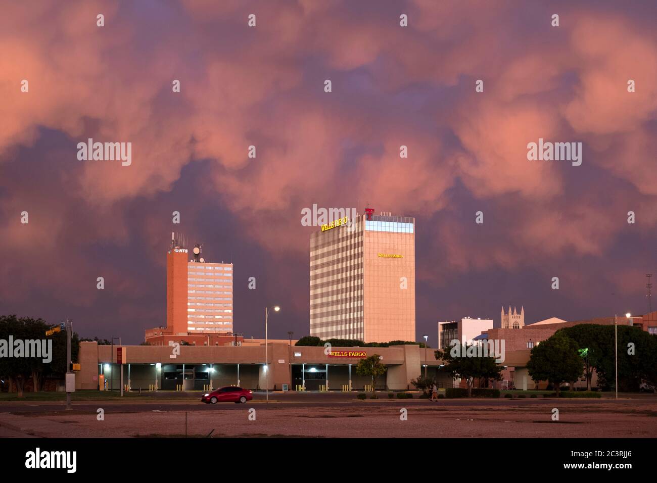 Gewitter in Suset über der Lubbock Skyline Stockfoto