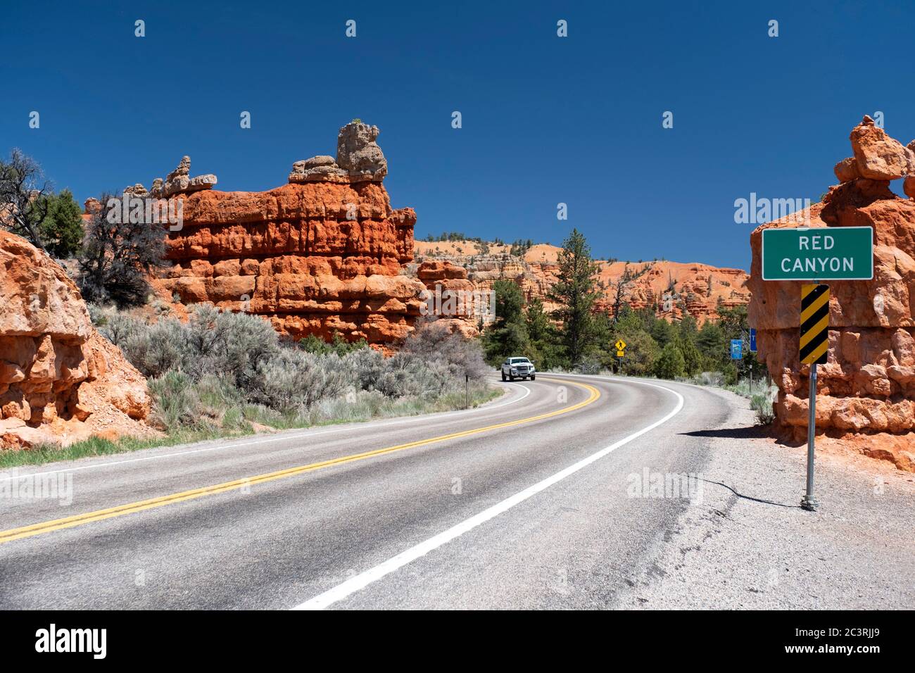 Highway 12 im Red Canyon Utah ist berühmt für seine roten Felsformationen Stockfoto