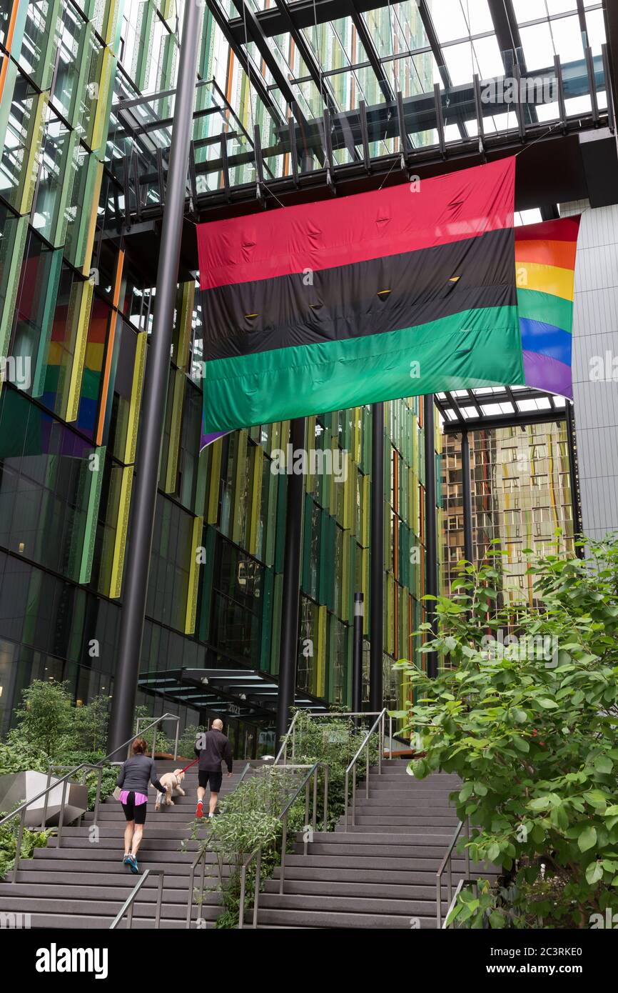 Amazon feiert Vielfalt mit dem gemeinsamen Fliegen der Panafrikanischen und  LGBTQ Pride Flaggen im Doppler-Gebäude am Amazon-Hauptsitz in Seattle am  Sonntag, 21. Juni 2020. Die Panafrikanische Flagge wurde zu Ehren des Black