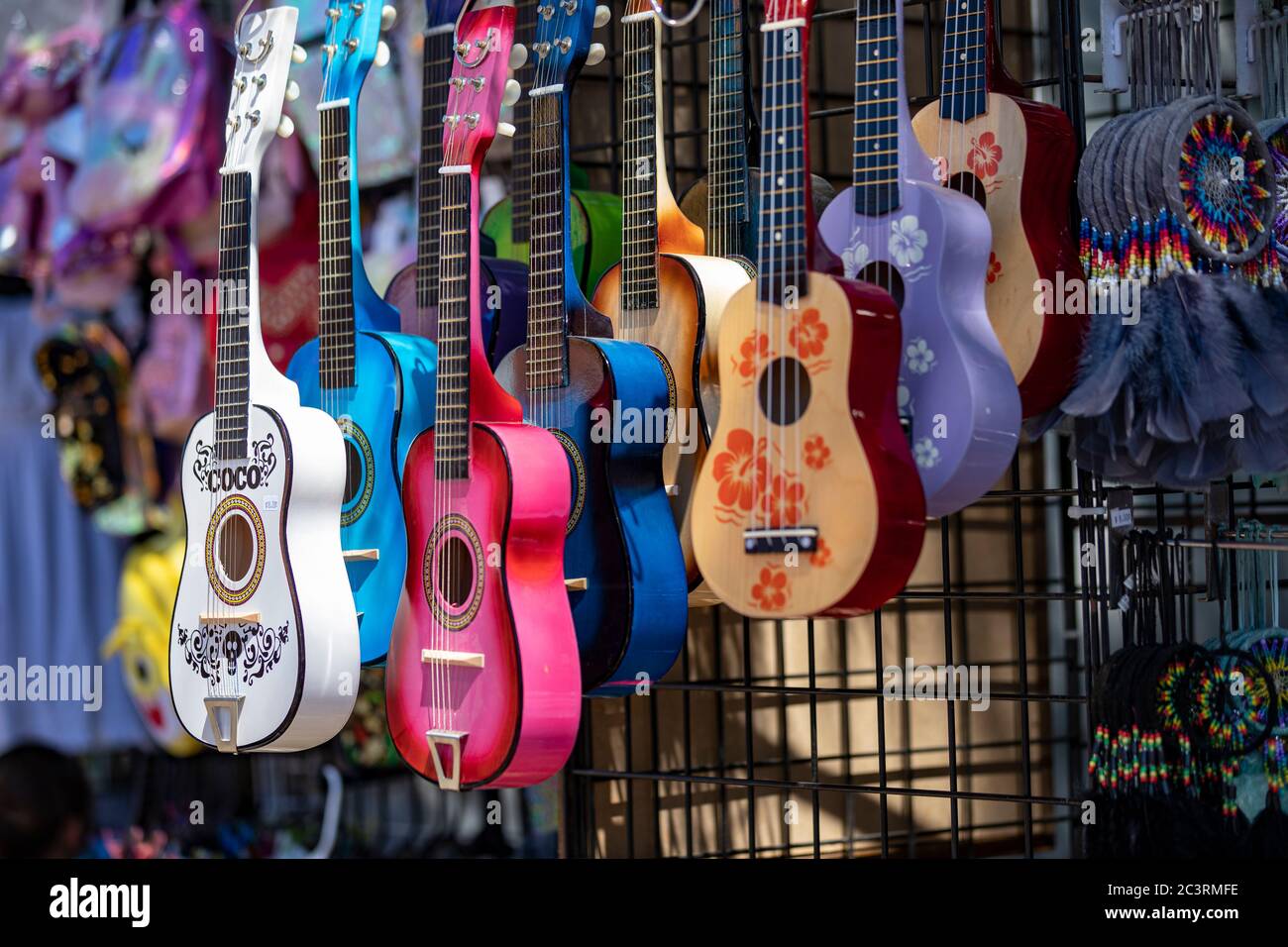 Wild gefärbte Gitarren zum Verkauf auf einer County-Messe für den Einsatz und Dekorationen Stockfoto