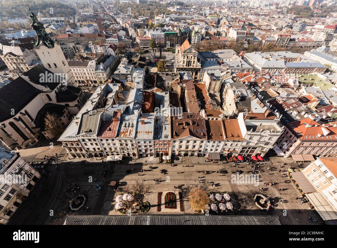 Luftaufnahme des historischen Zentrums der Stadt mit Menschen zu Fuß auf dem Marktplatz, lviv, ukraine Stockfoto