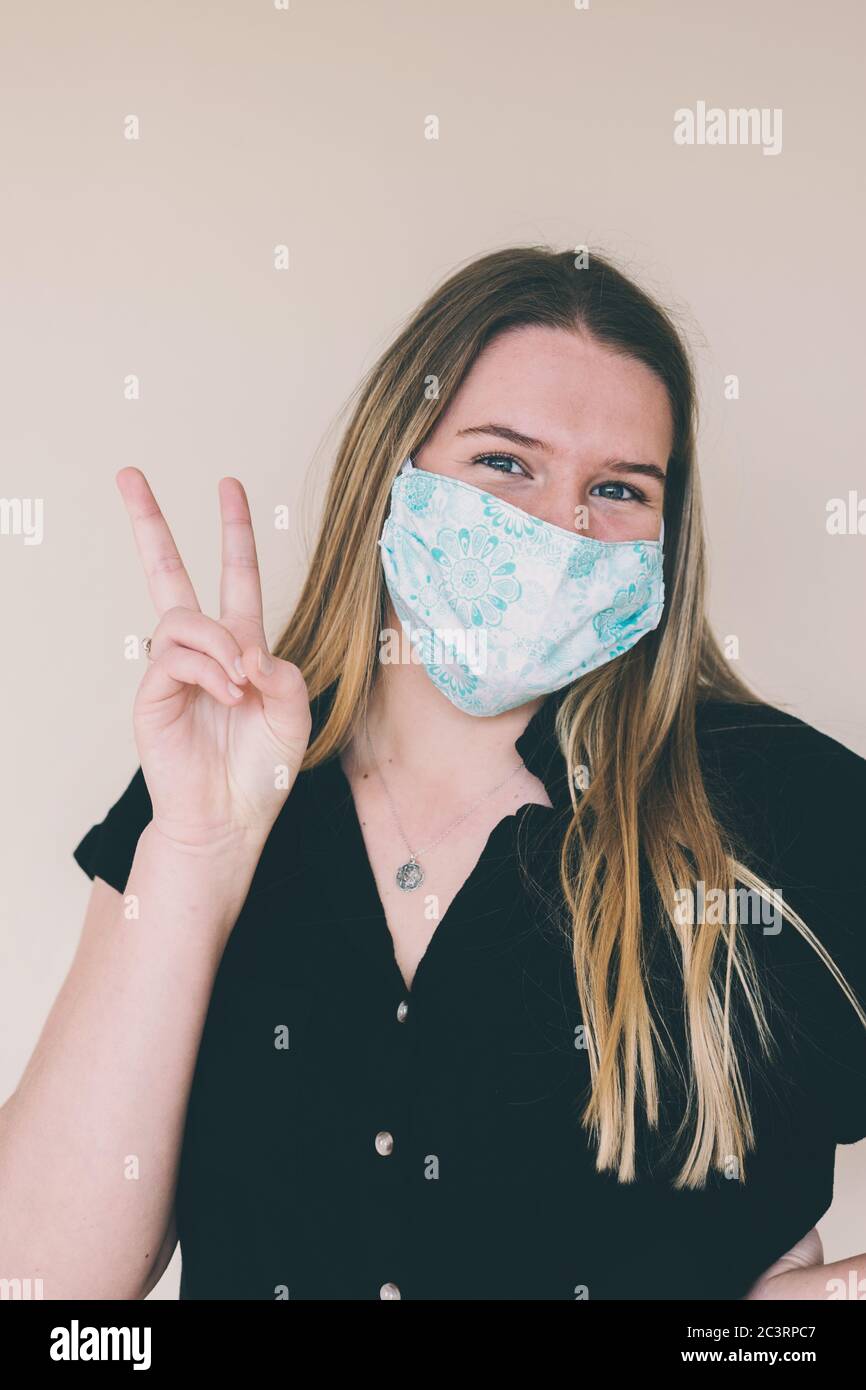 Junge Frauen tragen selbstgemachte Gesichtsmask Stockfoto