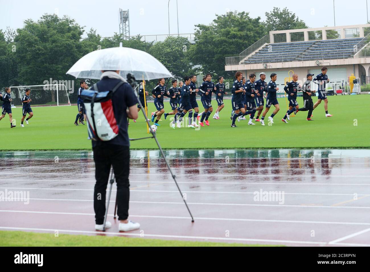 Kanagawa, Japan. Die japanische Fußballliga „J1 League“ wird am 4. Juli nach Ausbruch der Coronavirus-Krankheit hinter verschlossenen Türen wieder aufgenommen. Juni 2020. Presse & FYokohama FMarinos Team Gruppe Fußball : Yokohama F.Marinos Training Session im Nissan Field Kozukue in Kanagawa, Japan. Die japanische Fußballliga J1 League wird am 4. Juli nach Ausbruch der Coronavirus-Krankheit hinter verschlossenen Türen wieder aufgenommen. Quelle: Yohei Osada/AFLO SPORT/Alamy Live News Stockfoto