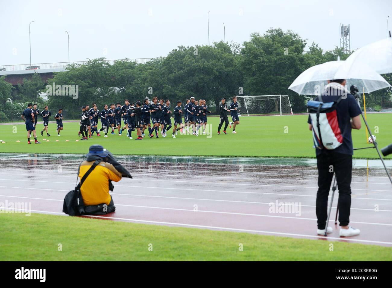 Kanagawa, Japan. Die japanische Fußballliga „J1 League“ wird am 4. Juli nach Ausbruch der Coronavirus-Krankheit hinter verschlossenen Türen wieder aufgenommen. Juni 2020. Presse & FYokohama FMarinos Team Gruppe Fußball : Yokohama F.Marinos Training Session im Nissan Field Kozukue in Kanagawa, Japan. Die japanische Fußballliga J1 League wird am 4. Juli nach Ausbruch der Coronavirus-Krankheit hinter verschlossenen Türen wieder aufgenommen. Quelle: Yohei Osada/AFLO SPORT/Alamy Live News Stockfoto