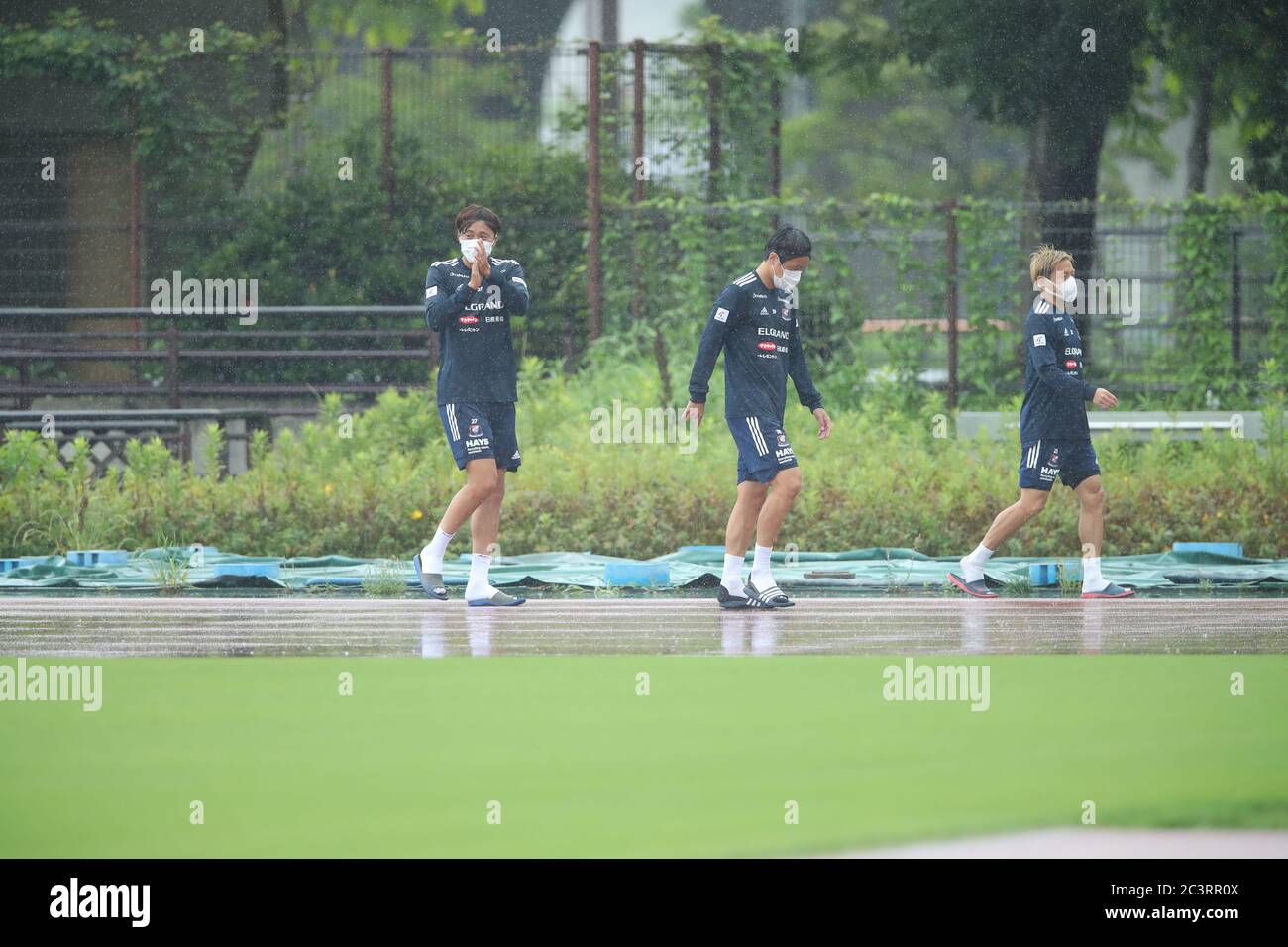 Kanagawa, Japan. Die japanische Fußballliga „J1 League“ wird am 4. Juli nach Ausbruch der Coronavirus-Krankheit hinter verschlossenen Türen wieder aufgenommen. Juni 2020. Presse & FYokohama FMarinos Team Gruppe Fußball : Yokohama F.Marinos Training Session im Nissan Field Kozukue in Kanagawa, Japan. Die japanische Fußballliga J1 League wird am 4. Juli nach Ausbruch der Coronavirus-Krankheit hinter verschlossenen Türen wieder aufgenommen. Quelle: Yohei Osada/AFLO SPORT/Alamy Live News Stockfoto