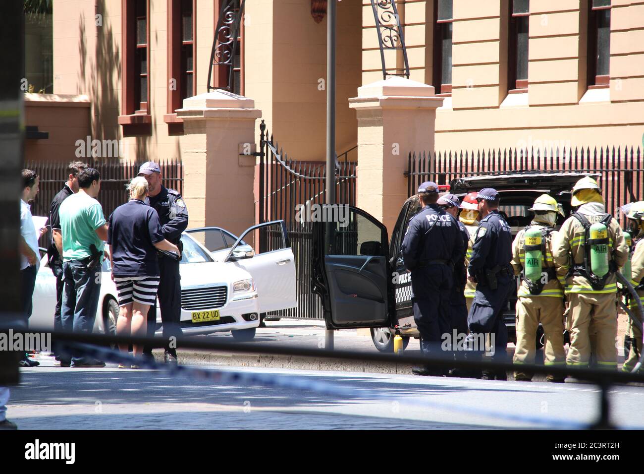 Polizei und Feuerwehr kümmern sich um den Vorfall, bei dem ein Mann in einem weißen Auto vor dem NSW-Parlament in der Macquarie Street, Sydney, verwickelt war. Stockfoto