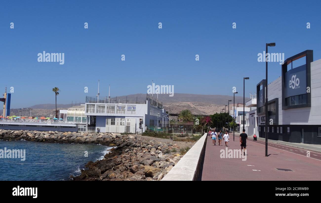 Das wunderschöne Mittelmeer in Almeria, einer spanischen Stadt im Süden