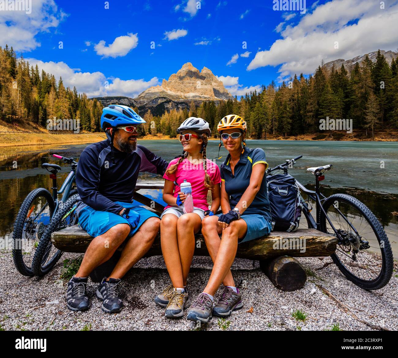 Radfahren Familie Reiten auf Rädern in der Dolomiten Berglandschaft. Paar Radfahren MTB Enduro Trail Track. Outdoor-Sport. Stockfoto