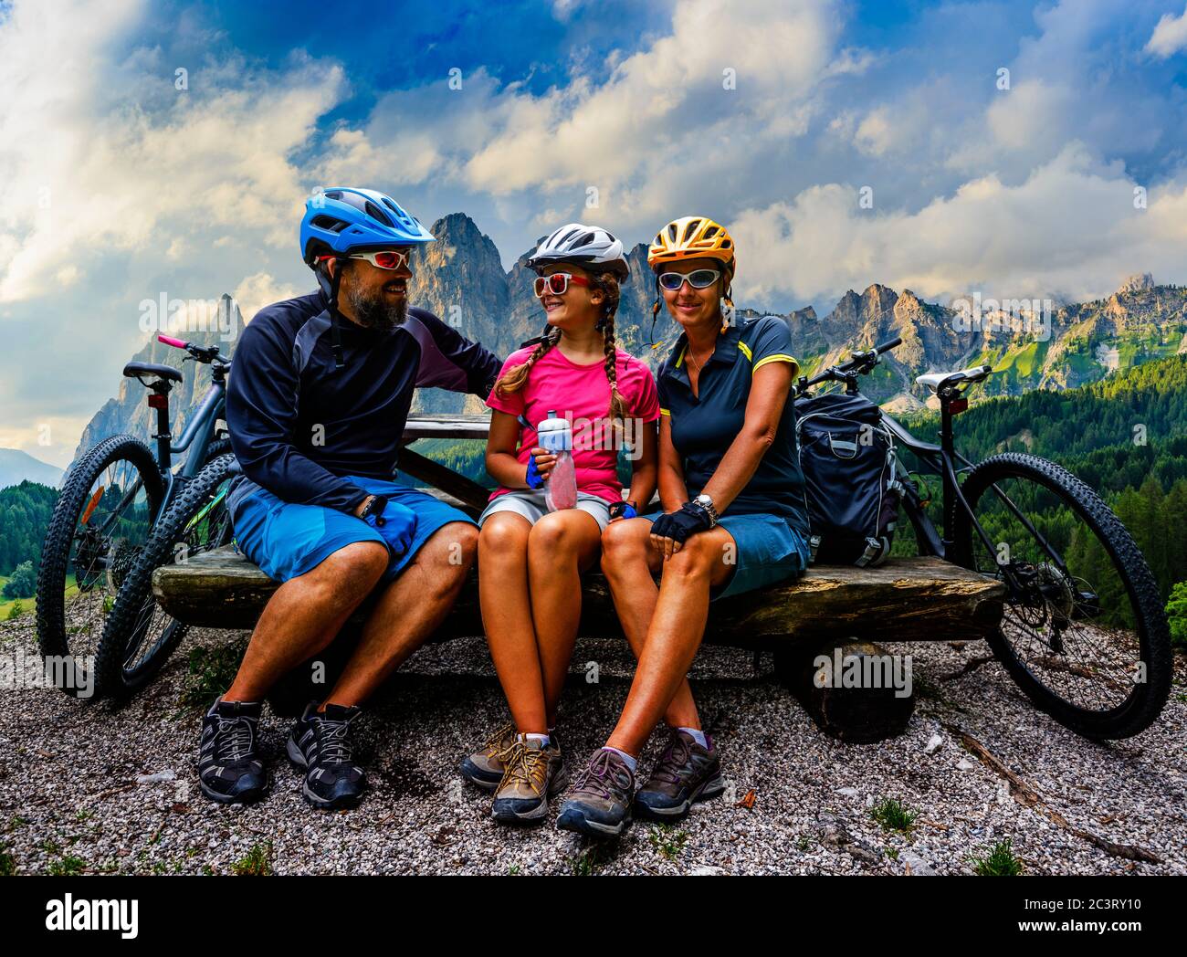 Radfahren Familie Reiten auf Rädern in der Dolomiten Berglandschaft. Paar Radfahren MTB Enduro Trail Track. Outdoor-Sport. Stockfoto