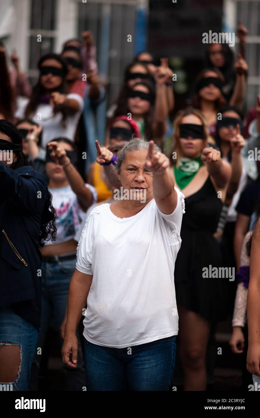 Feministische Demonstranten, Teil der Me Too Revolution, protestieren in der Nationalen Universität von Kolumbien gegen Frauengewalt und Präsident I Stockfoto