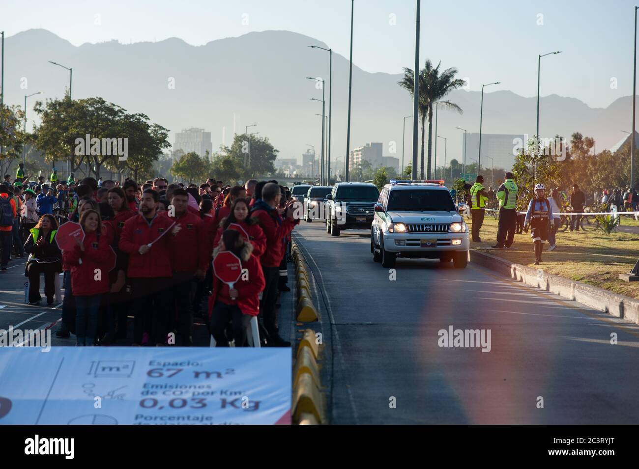 Die Autokolonne von Präsident Ivan Duque wird seit dem Jahr 20 von den Transmilenio-Arbeitern begrüßt, die an dem autofreien Tag teilnehmen, während er die Straße hinauf fährt Stockfoto