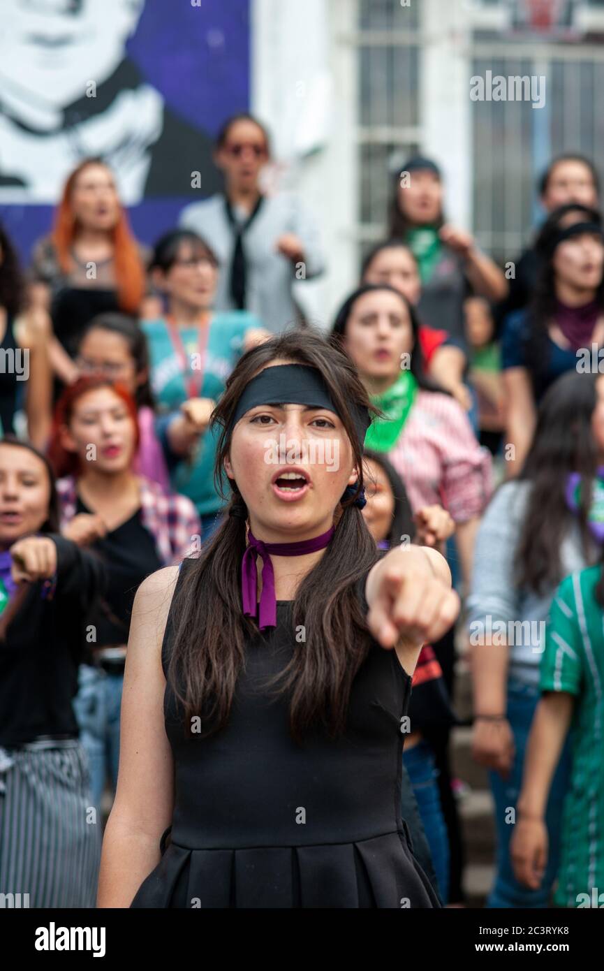 Feministische Demonstranten, Teil der Me Too Revolution, protestieren in der Nationalen Universität von Kolumbien gegen Frauengewalt und Präsident I Stockfoto