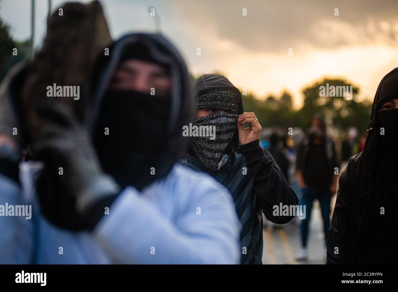 Demographer tragen Steine und verstecken ihre Gesichter, um während des 21N Paro Nacional i gegen die Polizeibrutalität in der Universidad Nacional de Colombia zu kämpfen Stockfoto