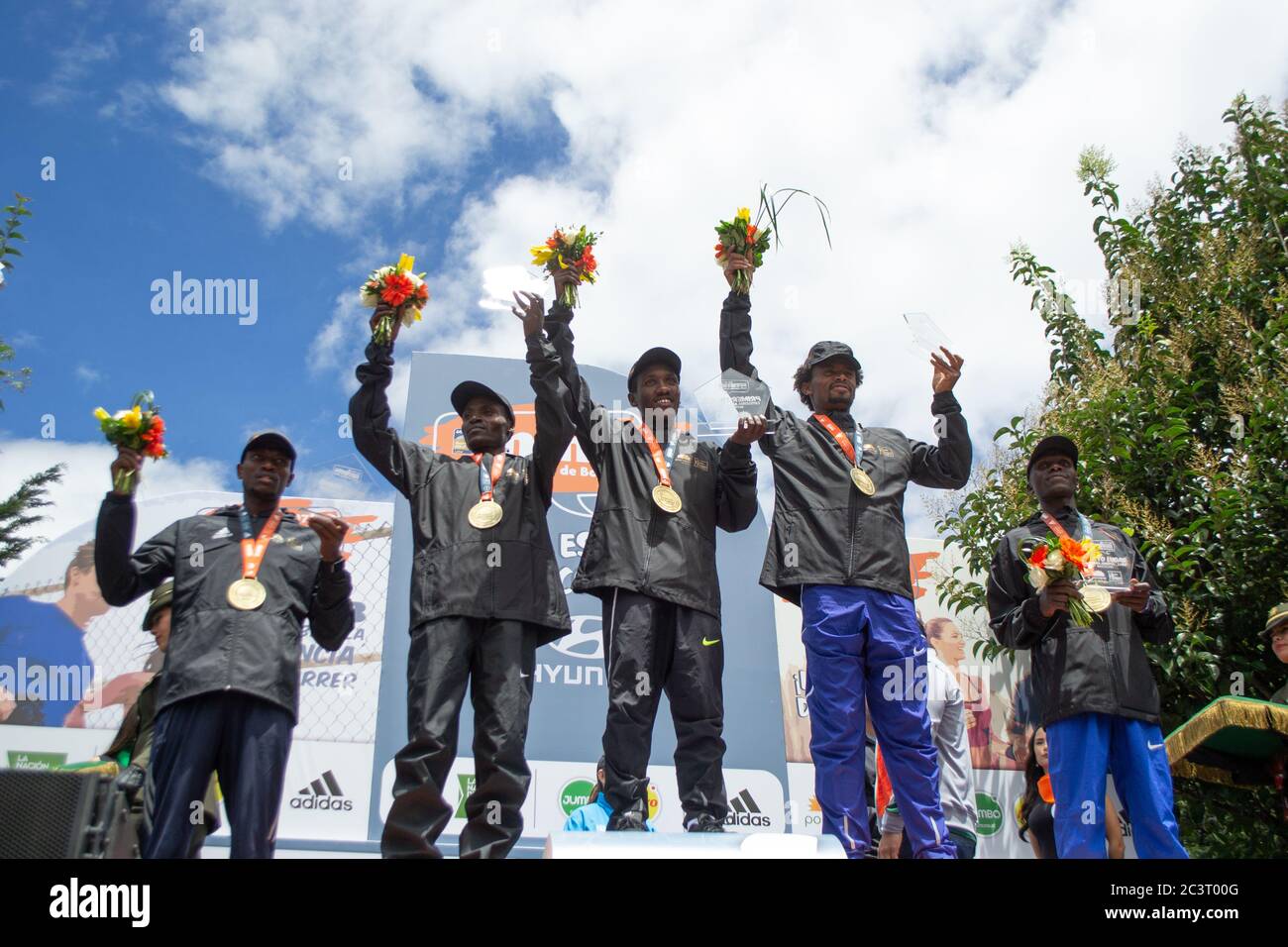 Die Gewinner der Elite-Kategorie, Betesfa Getahun (C) Feyisa Lilesa (CR), nehmen am Podium des 21-Kilometer-Rennens des Halbmarathons 2018 in Bogota Teil. Das W Stockfoto