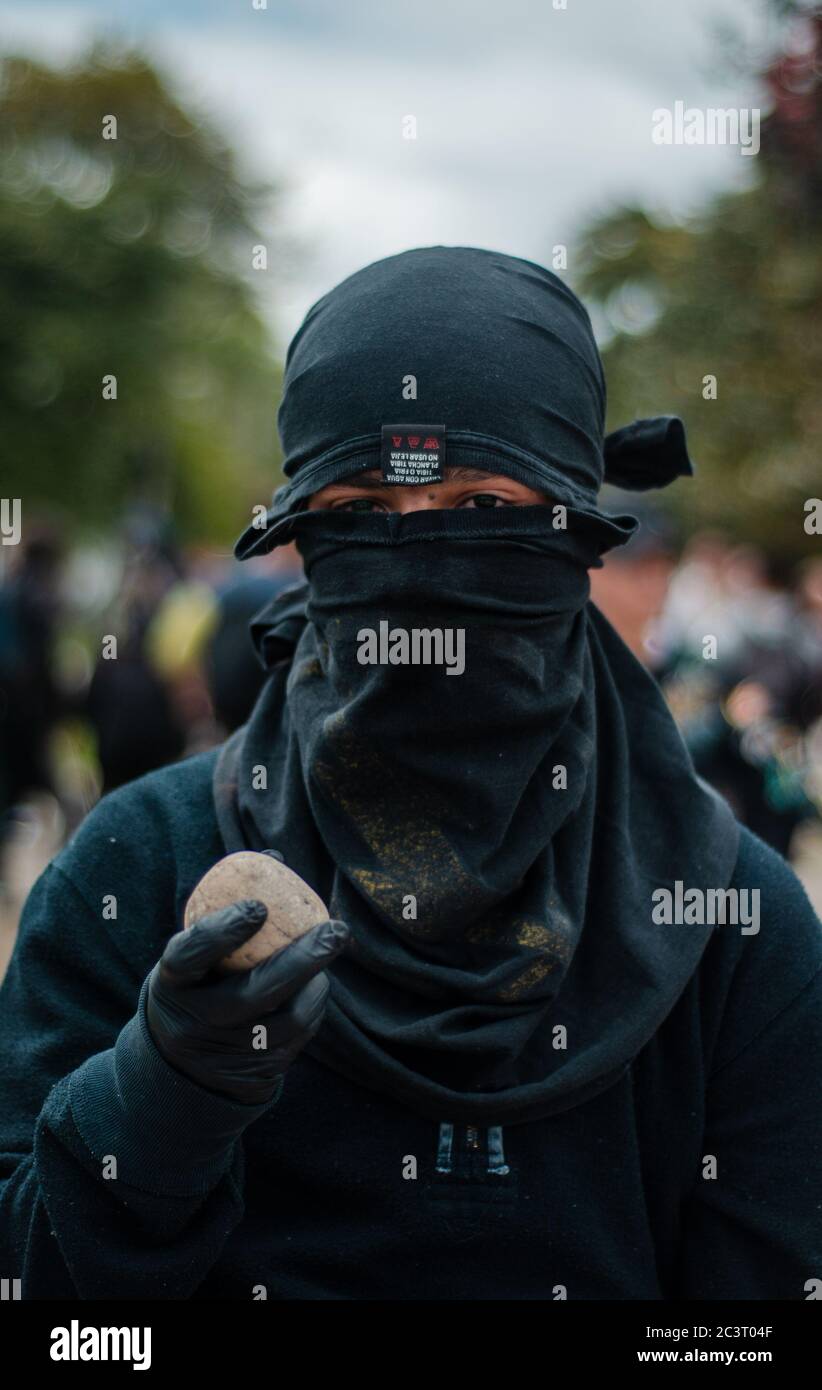 Demonstrationen gegen die Gesetzgebung der Regierung von Präsident Ivan Duque über Lehrer enden in einem Zusammenstoß zwischen Demonstranten und der kolumbianischen Bereitschaftspolizei ESM Stockfoto