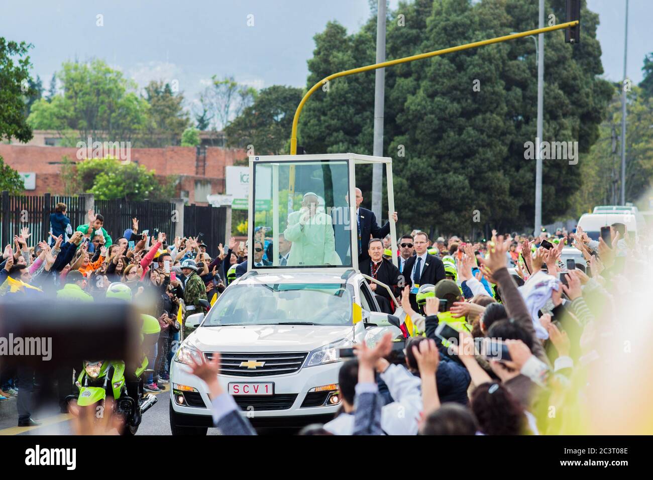 Papst Franziskus begrüßt die Gläubigen, als er am 06. September 2017 im Rahmen seines apostolischen 5-tägigen Besuchs in Bogota, Kolumbien, zum Flughafen Bogotas aufbricht. Stockfoto