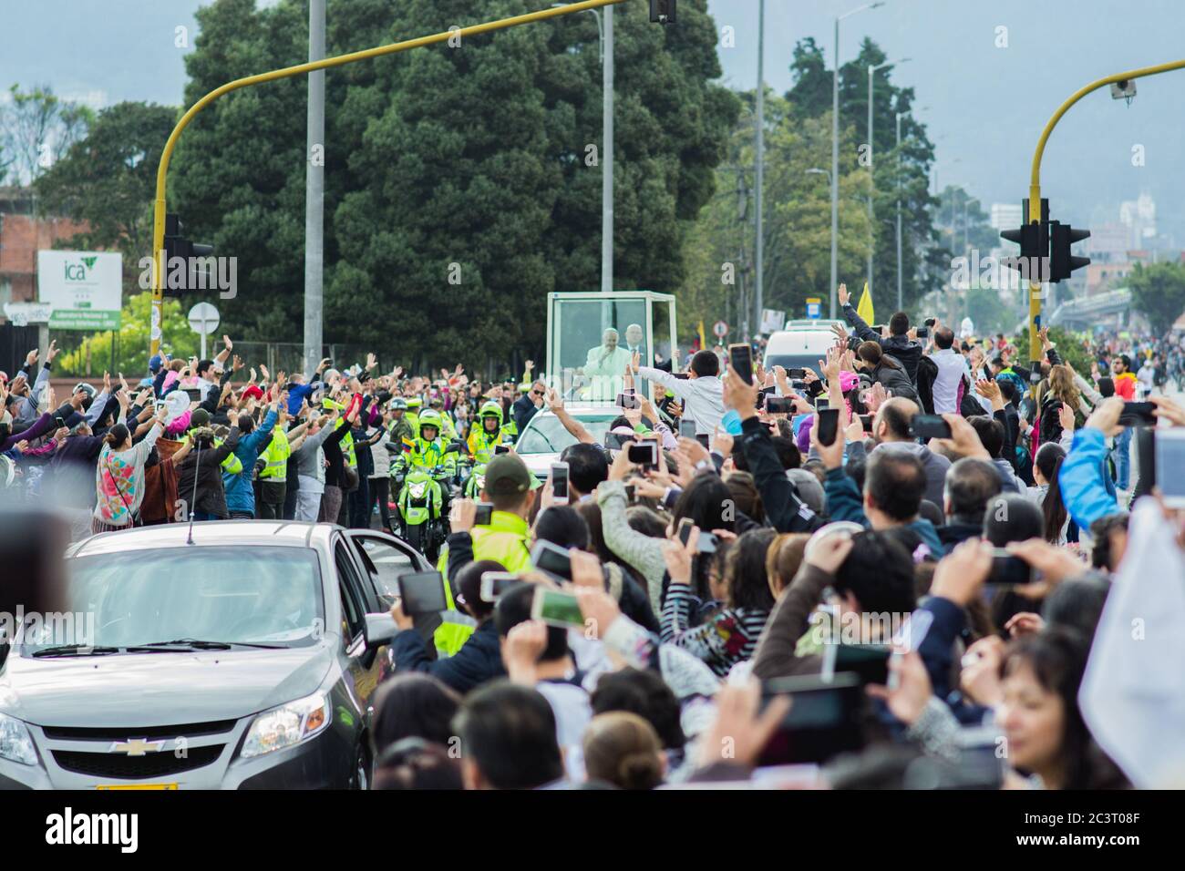 Papst Franziskus begrüßt die Gläubigen, als er am Ende seines 5-tägigen Apostolischen Besuchs am 10. September 2017 in Bogota, Kolumbien, zum Flughafen Bogotas aufbricht. Stockfoto