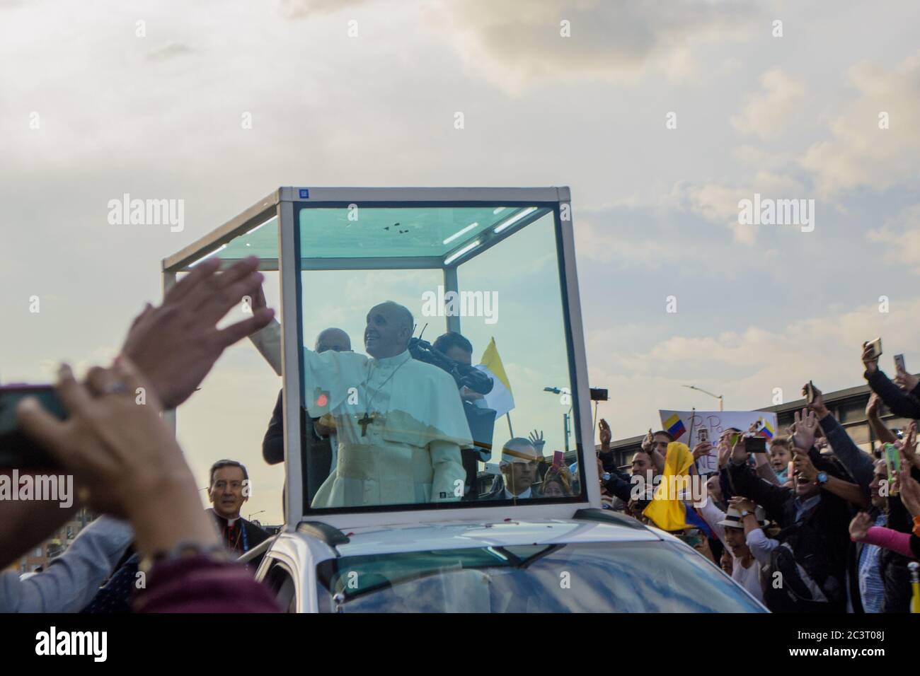 Papst Franziskus begrüßt die Gläubigen, als er im Rahmen seines 5-tägigen Apostolischen Besuchs am 06. September 2017 in Bogota, Kolumbien, nach Bogota kommt. Stockfoto