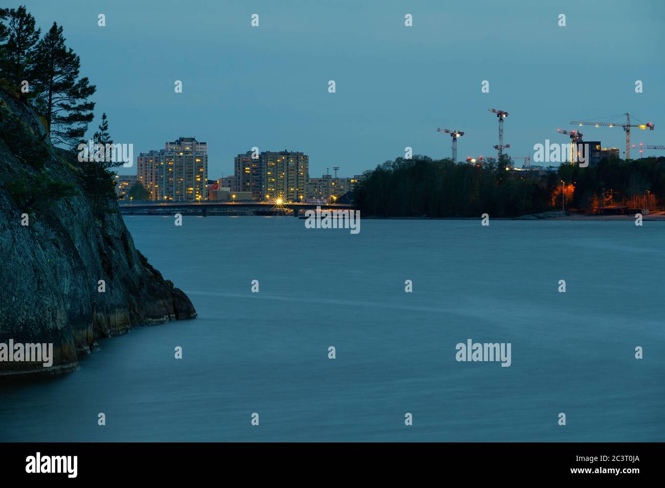 Eine wunderschöne Skyline von Helsinki zwischen zwei Inseln in einer ruhigen Sommernacht. Stockfoto