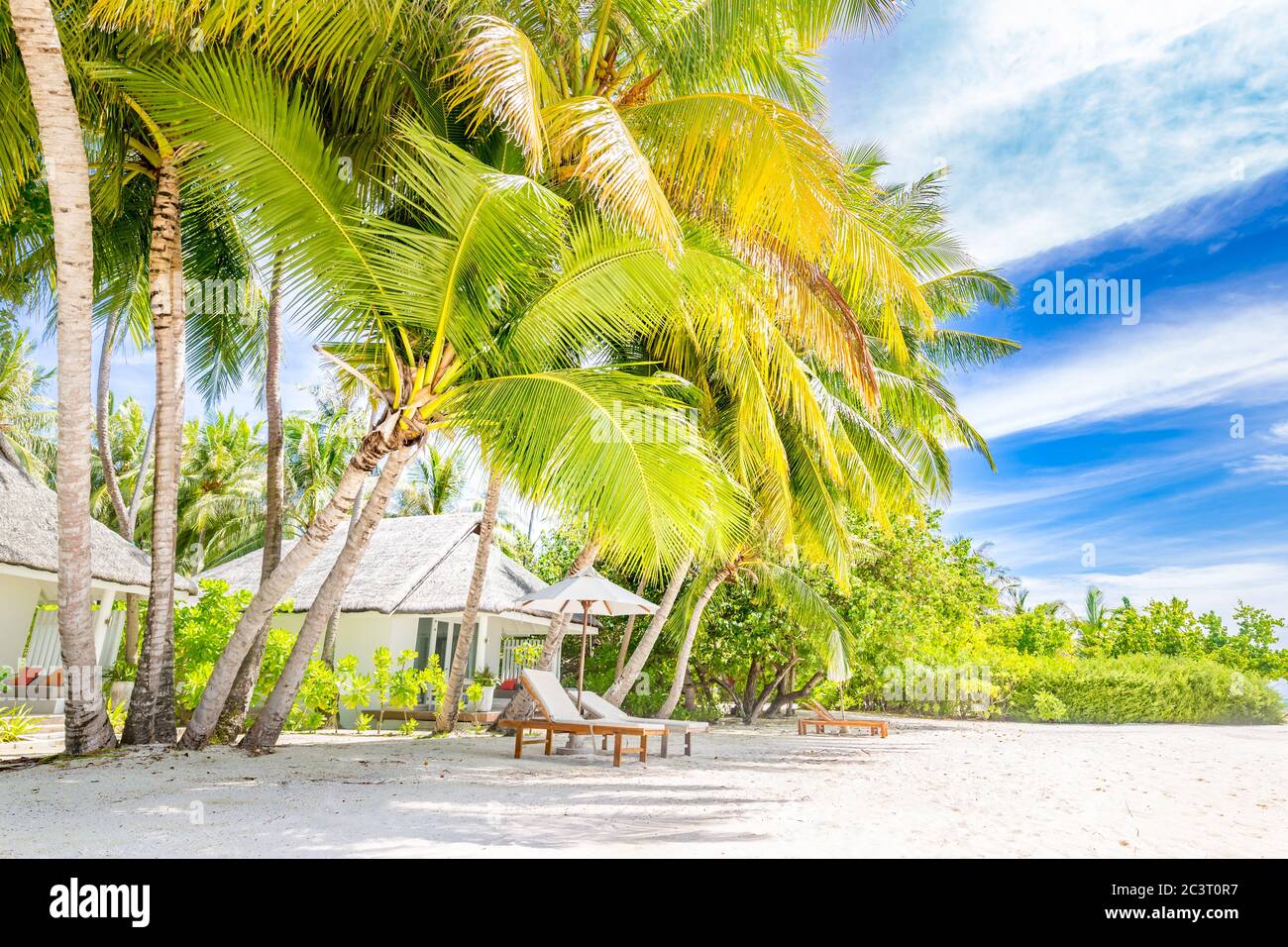 Luxus Resort Strand mit Liegen Sonnenschirm auf Malediven Insel, weißer Sandstrand und Meer, Palmen auf Sommerlandschaft Strand Hintergrund. Stockfoto