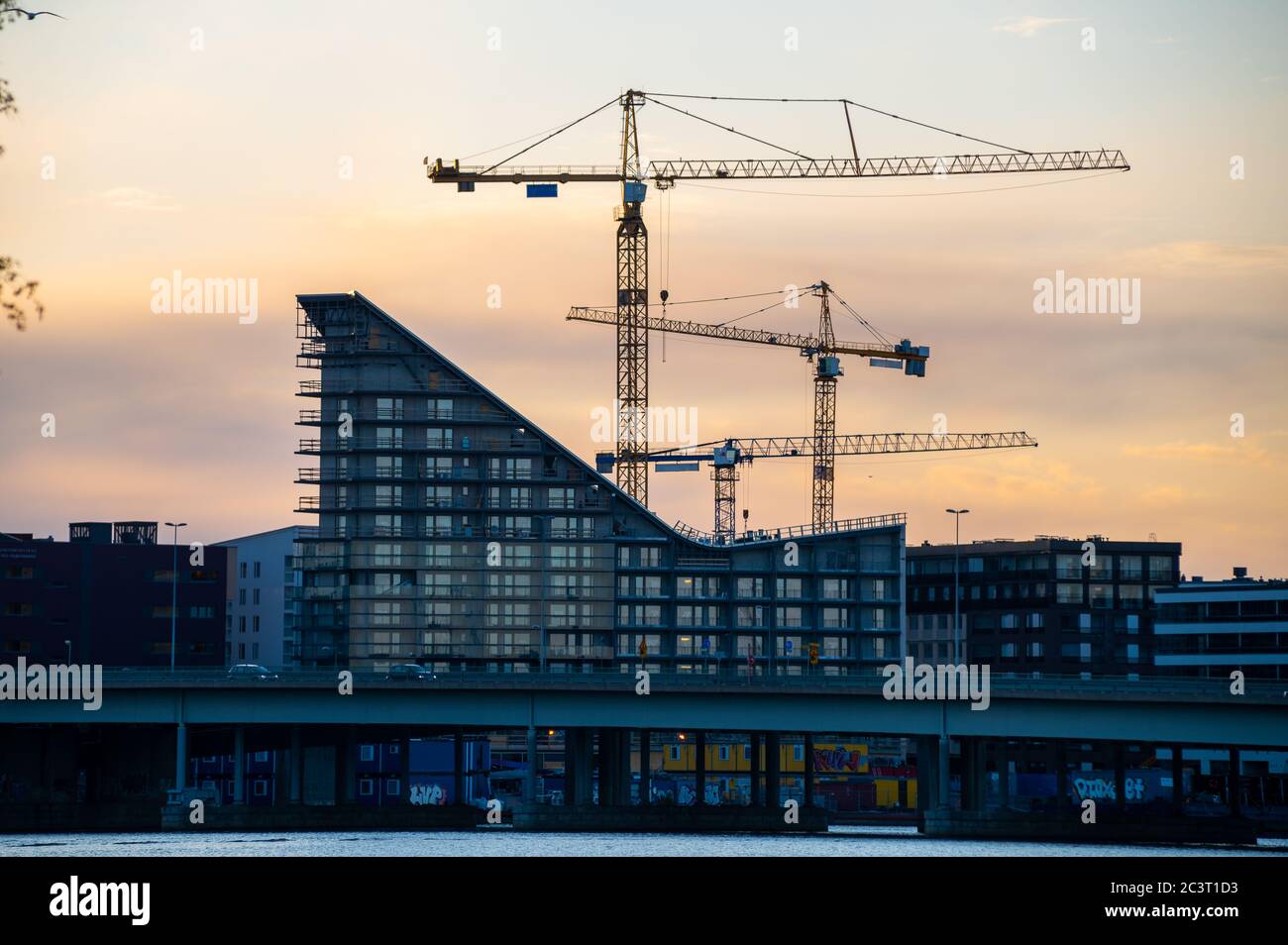 Helsinki / Finnland - 14. MAI 2020: Das neu erbaute Wohnviertel Kalasatama befindet sich noch im Bau. Stockfoto